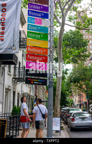 Commemorative segni di strada in corrispondenza dell'intersezione di Gay e Christopher strade nel Greenwich Village di New York lunedì, 17 giugno 2019 la visualizzazione alternativa di identità di genere per Stonewall 50/ World Pride. Sponsorizzato da Mastercard per promuovere il loro "vero nome", iniziativa il cambiamento nel protocollo consente ai membri della comunità LGBTQ per scegliere il loro nome sulle loro carte di credito, di debito o carta prepagata. (© Richard B. Levine) Foto Stock