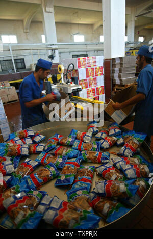 Lavoratori palestinesi preparare scatole per spedizione biscotti e snack presso la al-Awda in fabbrica a Deir al-Balah nel centro della Striscia di Gaza il 17 settembre 2007. La fabbrica, producendo il solo localmente biscotti fatti nei territori palestinesi, facce di chiusura possibile a causa della mancanza di materie prime e la difficoltà di distribuzione di merci attraverso israeliano terminale presidiato attraversamento della Cisgiordania. (UPI foto/Ismael Mohamad) Foto Stock