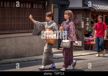 Street Photography nel Santuario Kiyomizudera Foto Stock