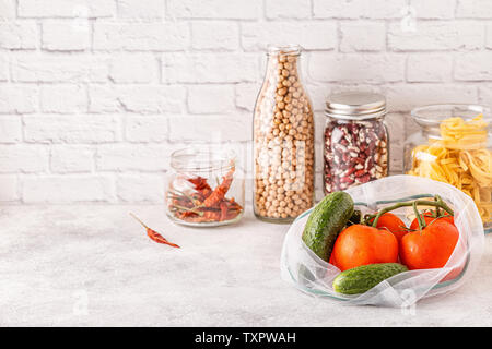 Prodotti in sacchi di materia tessile, vetreria. Eco Friendly shopping e la conservazione degli alimenti, rifiuti zero concetto. Foto Stock