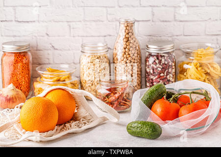 Prodotti in sacchi di materia tessile, vetreria. Eco Friendly shopping e la conservazione degli alimenti, rifiuti zero concetto. Foto Stock