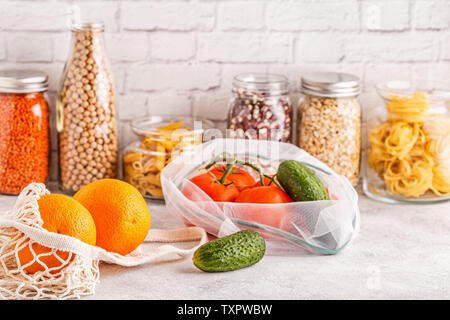 Prodotti in sacchi di materia tessile, vetreria. Eco Friendly shopping e la conservazione degli alimenti, rifiuti zero concetto. Foto Stock