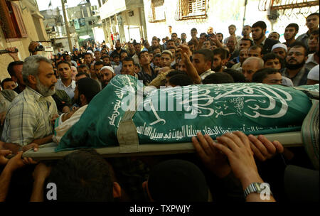 Lutto palestinese portano il corpo di Hamas fighter Osama al-Ghuty 32 durante il suo funerale in Rafah Refugee Camp nella Striscia di Gaza meridionale,il 28 maggio 2008, due combattenti di Hamas sono stati uccisi oggi in aria israeliano incursioni nel sud della striscia di Gaza, in due combattenti sono stati colpiti in uno sciopero a est di Rafah un terzo fighter è stato ferito, dove allo stesso tempo un esercito israeliano terra incursione ha avuto luogo nella città di Rafah, i medici e i testimoni detto.(UPI foto/Ismael Mohamad) Foto Stock