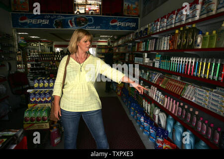 British giornalista e attivista di pace Lauren Booth, sorella-in-legge di sviluppo palestinese envoy e l ex Primo Ministro britannico Tony Blair, negozi in un supermercato a Gaza City, a Gaza il 3 settembre 2008. Booth è arrivato a Gaza su una barca con attivisti per i diritti umani che protestavano contro un blocco israeliano, e ora è stato impedito di lasciare Gaza da parte Israeliana e autorità egiziane. (UPI foto/Ismael Mohamad) Foto Stock