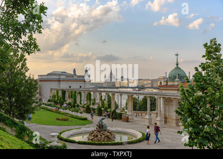 Il parco del castello di bazar del giardino che si affaccia sul Parlamento ungherese edificio Foto Stock