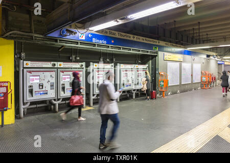 Roma, Italia - 23 Aprile 2019: Persona acquisto biglietto della metropolitana da metropolitana macchine biglietteria. Foto Stock