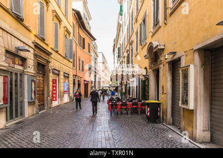 Roma, Italia - 24 Aprile 2019: turisti passeggiando per le strade di Roma. Foto Stock