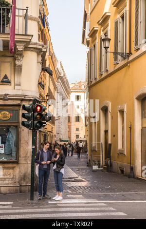 Roma, Italia - 24 Aprile 2019: coppia in attesa presso il crosswalk. Foto Stock