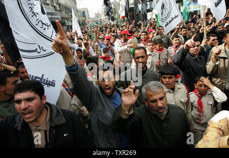 I palestinesi di Hamas sostenitori prendere parte in un rally, contro Israele il piano per includere biblico della Tomba dei patriarchi, che i musulmani chiamata al-moschea Ibrahimi, a Hebron in un progetto per la riabilitazione di ebreo e sionista siti del patrimonio, in Jabalya nel nord della Striscia di Gaza il 5 marzo 2010. Polizia israeliani e palestinesi si scontrarono vicino a Gerusalemme il punto di infiammabilità al-Aqsa moschea il venerdì e di una trentina di persone sono state ferite, la polizia israeliana e palestinese lavoratori medici detto. UPI/Ismael Mohamad Foto Stock