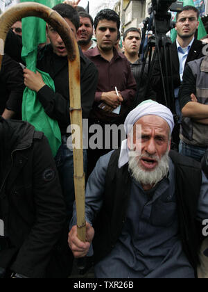 I palestinesi di Hamas sostenitori prendere parte in un rally, contro Israele il piano per includere biblico della Tomba dei patriarchi, che i musulmani chiamata al-moschea Ibrahimi, a Hebron in un progetto per la riabilitazione di ebreo e sionista siti del patrimonio, in Jabalya nel nord della Striscia di Gaza il 5 marzo 2010. Polizia israeliani e palestinesi si scontrarono vicino a Gerusalemme il punto di infiammabilità al-Aqsa moschea il venerdì e di una trentina di persone sono state ferite, la polizia israeliana e palestinese lavoratori medici detto. UPI/Ismael Mohamad Foto Stock