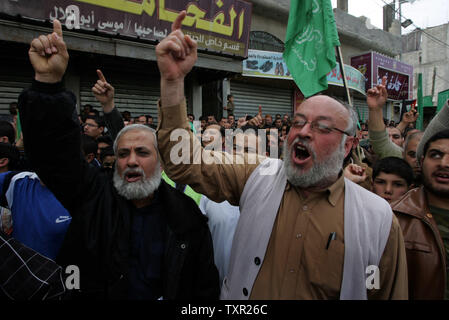 I palestinesi di Hamas sostenitori prendere parte in un rally, contro Israele il piano per includere biblico della Tomba dei patriarchi, che i musulmani chiamata al-moschea Ibrahimi, a Hebron in un progetto per la riabilitazione di ebreo e sionista siti del patrimonio, in Jabalya nel nord della Striscia di Gaza il 5 marzo 2010. Polizia israeliani e palestinesi si scontrarono vicino a Gerusalemme il punto di infiammabilità al-Aqsa moschea il venerdì e di una trentina di persone sono state ferite, la polizia israeliana e palestinese lavoratori medici detto. UPI/Ismael Mohamad Foto Stock