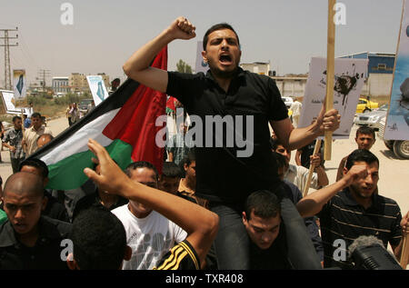 I dimostranti palestinesi gridare slogan durante una manifestazione di protesta nei pressi di Erez il valico di frontiera tra il nord di Gaza e Israele Giugno 5, 2011, segnando il 44º anniversario dell inizio di un 1967 Medio Oriente una guerra in cui Israele catturato a Gerusalemme Est e la striscia di Gaza e la Cisgiordania e Golan. UPI/Ismael Mohamad. Foto Stock