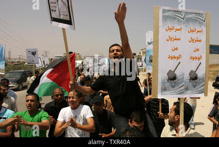 I dimostranti palestinesi gridare slogan durante una manifestazione di protesta nei pressi di Erez il valico di frontiera tra il nord di Gaza e Israele Giugno 5, 2011, segnando il 44º anniversario dell inizio di un 1967 Medio Oriente una guerra in cui Israele catturato a Gerusalemme Est e la striscia di Gaza e la Cisgiordania e Golan. UPI/Ismael Mohamad. Foto Stock