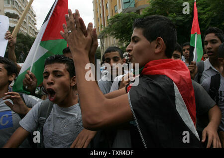 Palestinesi chant slogan che prendono parte ad una manifestazione che celebra un prigioniero di swap tra Hamas e Israele nella Striscia di Gaza City il 12 ottobre 2011. Gli israeliani ha accolto con favore il mercoledì un importante prigioniero swap che libererà soldier Gilad Shalit dopo cinque anni in cattività in cambio della liberazione di mille palestinesi. UPI/Ismael Mohamad Foto Stock