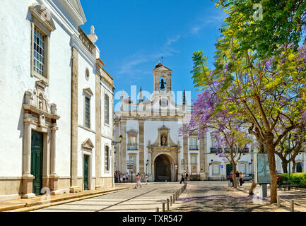 Faro, l'Arco da Vila e igreja da chiesa della misericordia, dell'Algarve, PORTOGALLO Foto Stock