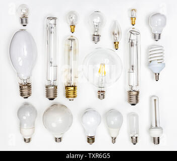 Raccolta di tungsteno diverse lampadine led e basso consumo su sfondo bianco. Foto Stock