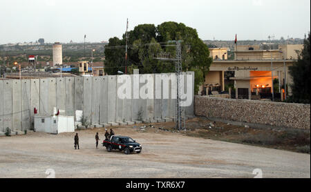 Un confine egiziano post appare sullo sfondo come il palestinese Hamas delle forze di sicurezza pattugliano la zona di frontiera di Rafah tra Gaza ed Egitto il 20 maggio 2013. Polizia egiziana adirato per il rapimento di sette colleghi dai banditi islamista mantenuto un incrocio nella Striscia di Gaza nuovamente chiusa per quattro giorni, la cordatura centinaia di palestinesi viaggiatori, come le gallerie tra Egitto e la striscia di Gaza chiusa e la frontiera è stata dichiarata zona militare. Forze di sicurezza palestinesi patrol circa il confine. testimoni ha detto. UPI/Ismael Mohamad Foto Stock