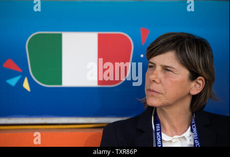 (190625) -- MONTPELLIER, Giugno 25, 2019 (Xinhua) -- Italia del capo allenatore Milena Bertolini guarda sulla prima che il turno del 16 match tra Italia e Cina al 2019 FIFA Coppa del Mondo Femminile a Stade de la Mosson di Montpellier, Francia, giugno 25, 2019. (Xinhua/Xiao Yijiu) Foto Stock