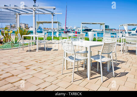 Bar esterno in un porto italiano Foto Stock