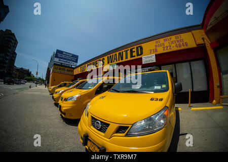 I taxi non utilizzati, senza driver, in un taxi nel garage Park Slope quartiere di Brooklyn a New York Domenica, 23 giugno 2019. Con la crescita di autostop in app come Lyft e Uber persone stanno abbandonando i taxi come loro preferita forma di trasporto causando i prezzi gonfiati dei medaglioni a precipitare. (© Richard B. Levine) Foto Stock