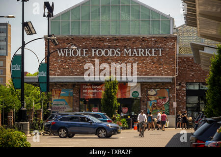 La trafficata Whole Foods Market nel quartiere di Gowanus di Brooklyn a New York Domenica, 23 giugno 2019. (© Richard B. Levine) Foto Stock