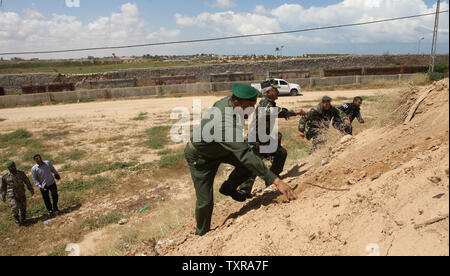 Un Generale Palestinese Hussein Abu Aadrh (2L) il comandante delle forze di sicurezza nella Striscia di Gaza. Guardando la zona di frontiera di Rafah tra Gaza ed Egitto su Aprel 14, 2016. Hamas chiede l Egitto per allentare il blocco da Gaza come chiamate in Egitto per Hamas di aumentare il numero di truppe e di controllo della frontiera tra Egitto e la striscia di Gaza .Hamas chiamato per l'Egitto per allentare le restrizioni sulla striscia di Gaza, un delegato detto, dopo da funzionari del gruppo islamista recato al Cairo per cercare di ricucire rapporti tesi. Alto funzionario Khalil al-Haya detto Hamas aveva implorato Egitto per consentire più traffico attraverso il confine Rafa Foto Stock