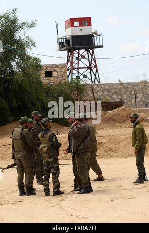 Un confine egiziano appare sullo sfondo come il palestinese Hamas delle forze di sicurezza pattugliano la zona di frontiera di Rafah tra Gaza ed Egitto su Aprel 14, 2016. Hamas chiede l Egitto per allentare il blocco da Gaza come chiamate in Egitto per Hamas di aumentare il numero di truppe e di controllo della frontiera tra Egitto e la striscia di Gaza .Hamas chiamato per l'Egitto per allentare le restrizioni sulla striscia di Gaza, un delegato detto, dopo da funzionari del gruppo islamista recato al Cairo per cercare di ricucire rapporti tesi. Alto funzionario Khalil al-Haya detto Hamas aveva implorato Egitto per consentire più traffico attraverso il confine Rafa cros Foto Stock