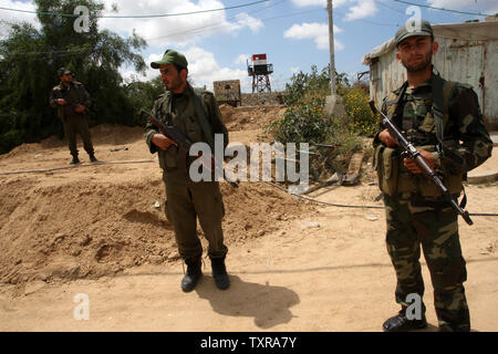 Un confine egiziano appare sullo sfondo come il palestinese Hamas delle forze di sicurezza pattugliano la zona di frontiera di Rafah tra Gaza ed Egitto su Aprl 14, 2016. Hamas chiede l Egitto per allentare il blocco da Gaza come chiamate in Egitto per Hamas di aumentare il numero di truppe e di controllo della frontiera tra Egitto e la striscia di Gaza .Hamas chiamato per l'Egitto per allentare le restrizioni sulla striscia di Gaza, un delegato detto, dopo da funzionari del gruppo islamista recato al Cairo per cercare di ricucire rapporti tesi. Alto funzionario Khalil al-Haya detto Hamas aveva implorato Egitto per consentire più il traffico attraverso il Rafa border cross Foto Stock