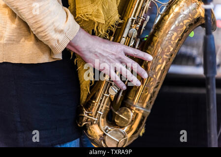 La mano di un musicista di suonare il sassofono. Foto Stock