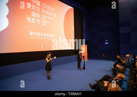 Dublino. Il 25 giugno, 2019. Le persone che frequentano la cerimonia di apertura del China-Ireland International Film Festival di Cinema faro nel centro cittadino di Dublino, in Irlanda, il 24 giugno 2019. La sei giorni China-Ireland International Film Festival, il primo del suo genere mai svoltasi in Irlanda, calci fuori qui il lunedì sera, offrendo nuove esperienze di cinemagoers locale. Credito: Xinhua/Alamy Live News Foto Stock