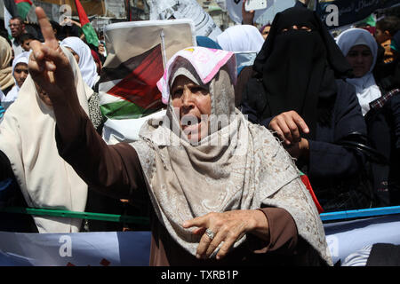 I sostenitori di Hamas e della Jihad islamica, il Fronte Popolare per la liberazione della Palestina e di movimento Al-Ahrar, protesta contro le autorità palestinese presidente Mahmud Abbas nel sud della striscia di Gaza città di Rafah il 2 maggio 2017, sventolando bandiere palestinesi e poster chiedendo riconciliazione e chiedendo la fine di Israele-dace-vecchio blocco del impoverita in territorio palestinese. Il giorno precedente i capi di Hamas a Gaza ha inaugurato un nuovo documento politico facilitando la sua posizione su Israele dopo aver chiamato per anni per il paese della distruzione, come i palestinesi di movimento islamico cerca di impro Foto Stock