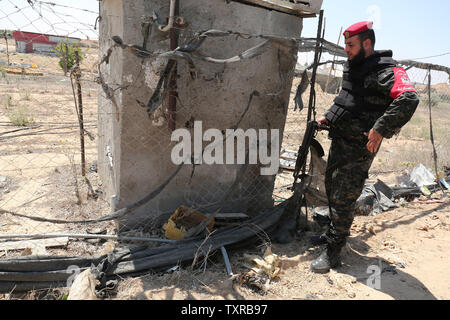 Un membro delle forze di sicurezza palestinesi fedeli ad Hamas ispeziona la scena di un attacco da parte di un attentatore suicida, prima di targeting forze di Hamas a Gaza, vicino la striscia di lone incrocio con Egitto lungo la penisola del Sinai, il 23 agosto 2017. Foto di Ismael Mohamad/UPI. Foto Stock