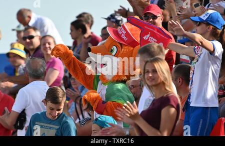 Minsk, Bielorussia. Il 25 giugno, 2019. Leksik la mascotte cheers con i tifosi durante il beach soccer (calcio) al secondo European games. Credito Bowden Garry/SIP Agenzia fotografica/Alamy live news. Foto Stock
