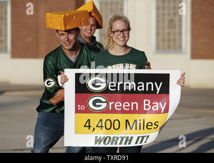 Packers tifosi arrivano prima che il gioco di NFL tra Green Bay Packers e Chicago Bears a Lambeau Field di Green Bay il 28 settembre 2017. Foto di Kamil Krzaczynski/UPI Foto Stock