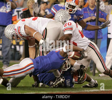 Florida Gators running back Percy Harvin (anteriore) immersioni nella endzone contro Ohio State James Laurinaltis (L) e Donald Washington (R) al cliente su un quattro-cantiere eseguito nel primo trimestre della BCS Championship Game presso la University of Phoenix Stadium di Glendale, Arizona Gennaio 8, 2007. (UPI foto/Gary C. Caskey) Foto Stock