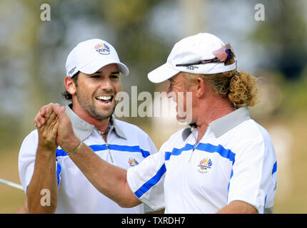 Ryder Cup-Spain Sergio Garcia, sinistra, reagisce al suo partner, Miguel Angel Jimenez dopo fece un birdie putt durante le partite del pomeriggio presso la Ryder Cup di Louisville, KY su Venerdì, Settembre 19, 2008. (UPI foto/Tom Russo) Foto Stock