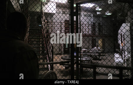 Un detenuto guarda la televisione in un accampamento VI blocco di cella a Camp Delta dove i detenuti sono alloggiati presso la stazione navale di Guantanamo Bay a Cuba il 8 luglio 2010. UPI/Roger L. Wollenberg Foto Stock