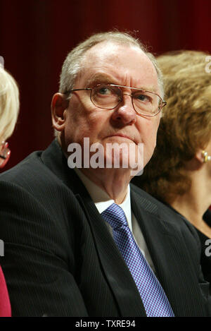 Ex Governatore dell'Illinois Jim Thompson scansiona la folla durante le cerimonie di inaugurazione per attuale governatore Rod Blagojevich presso la capitale della prateria Convention Center di Springfield, Illinois, il 8 gennaio 2007. (UPI foto/Bill Greenblatt) Foto Stock