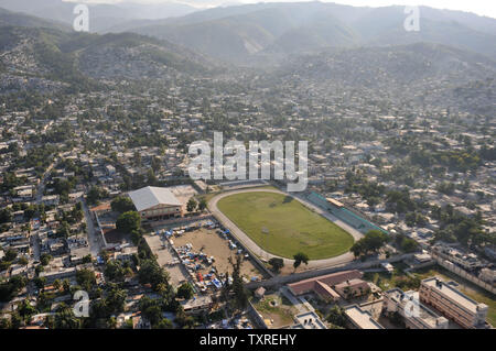 Centro di Port-au-Prince è visto da un ambiente marino CH-53e elicottero durante una missione di valutazione, 18 gennaio 2010. Il militare degli Stati Uniti ha cominciato il funzionamento Regno di risposta e inizierà a erogare aiuti ad Haiti a seguito di un terremoto di magnitudine 7.0 che ha colpito il paese. UPI/Kevin Dietsch Foto Stock