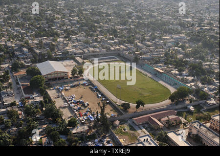 Centro di Port-au-Prince è visto da un ambiente marino CH-53e elicottero durante una missione di valutazione, 18 gennaio 2010. Il militare degli Stati Uniti ha cominciato il funzionamento Regno di risposta e inizierà a erogare aiuti ad Haiti a seguito di un terremoto di magnitudine 7.0 che ha colpito il paese. UPI/Kevin Dietsch Foto Stock