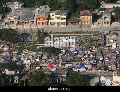 Centro di Port-au-Prince è visto da un ambiente marino CH-53e elicottero durante una missione di valutazione, 18 gennaio 2010. Il militare degli Stati Uniti ha cominciato il funzionamento Regno di risposta e inizierà a erogare aiuti ad Haiti a seguito di un terremoto di magnitudine 7.0 che ha colpito il paese. UPI/Kevin Dietsch Foto Stock