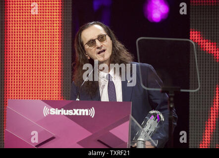 Elemento di Rush Geddy Lee accetta la "Allan acque Humanitarian Award " a nome della band Rush al Juno Cena di Gala & Awards durante i 2015 premi di Juno Weekend di Hamilton, Ontario, Marzo 14, 2015. UPI/Heinz Ruckemann Foto Stock