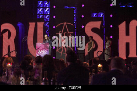 Elemento di Rush Geddy Lee accetta la "Allan acque Humanitarian Award " a nome della band Rush al Juno Cena di Gala & Awards durante i 2015 premi di Juno Weekend di Hamilton, Ontario, Marzo 14, 2015. UPI/Heinz Ruckemann Foto Stock