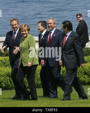 (L-R) il premier britannico Tony Blair, il Cancelliere tedesco Angela Merkel e il Premier italiano Romano Prodi, U.S. Il presidente George Bush e il Presidente della Commissione europea José Manuel Barroso a piedi dopo la loro foto di famiglia di Heiligendamm, Germania il 7 giugno 2007. I leader del G8 nazioni stanno celebrando il loro vertice annuale nella storica Heiligendamm sea resort su 6-8 Giugno, 2007. (UPI foto/Anatoli Zhdanov) Foto Stock