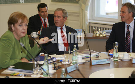 Il cancelliere tedesco Merkel (L), U.S. Il presidente George Bush e il premier britannico Tony Blair (R) iniziare la sessione di lavoro G8 di Heiligendamm, Germania il 7 giugno 2007. I leader del G8 nazioni stanno celebrando il loro vertice annuale nella storica Heiligendamm sea resort su 6-8 Giugno, 2007. (UPI foto/Anatoli Zhdanov) Foto Stock