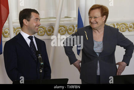 Il Presidente russo Dmitry Medvedev (L)e il suo omologo finlandese Tarja Halonen ha sorriso nel corso di una conferenza stampa congiunta a Helsinki il 20 aprile 2009. La Russia ha risposto con cautela il lunedì a U.S. Il presidente Barack Obamas piani per un mondo libero dal nucleare, dicendo che un certo numero di condizioni che devono essere soddisfatte per la visione di diventare realtà. (UPI foto/Anatoli Zhdanov) Foto Stock