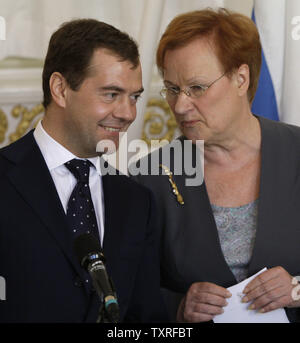 Il Presidente russo Dmitry Medvedev (L)e il suo omologo finlandese Tarja Halonen chat durante una conferenza stampa congiunta a Helsinki il 20 aprile 2009. La Russia ha risposto con cautela il lunedì a U.S. Il presidente Barack Obamas piani per un mondo libero dal nucleare, dicendo che un certo numero di condizioni che devono essere soddisfatte per la visione di diventare realtà. (UPI foto/Anatoli Zhdanov) Foto Stock