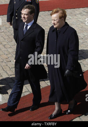 Il Presidente russo Dmitry Medvedev (L) e il suo omologo finlandese Tarja Halonen a piedi durante la gazzetta la cerimonia di benvenuto di fronte al Palazzo Presidenziale di Helsinki il 20 aprile 2009 presso i primi giorni della sua due giorni di visita di stato in Finlandia. (UPI foto/Anatoli Zhdanov) Foto Stock