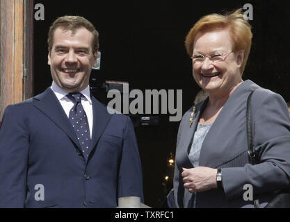 Il Presidente russo Dmitry Medvedev (L) e la controparte finlandese Tarja Halonen stare su un balcone del Palazzo Presidenziale di Helsinki il 20 aprile 2009 presso i primi giorni della sua due giorni di visita di stato in Finlandia. (UPI foto/Anatoli Zhdanov) Foto Stock