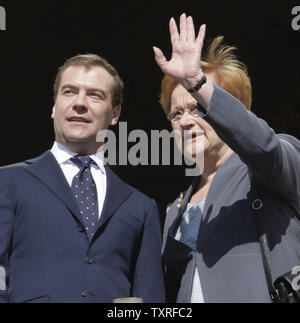 Il Presidente russo Dmitry Medvedev (L) e la controparte finlandese Tarja Halonen stare su un balcone del Palazzo Presidenziale di Helsinki il 20 aprile 2009 presso i primi giorni della sua due giorni di visita di stato in Finlandia. (UPI foto/Anatoli Zhdanov) Foto Stock